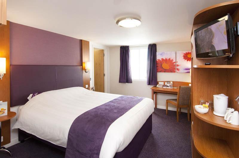 Premier Inn London Ilford Esterno foto