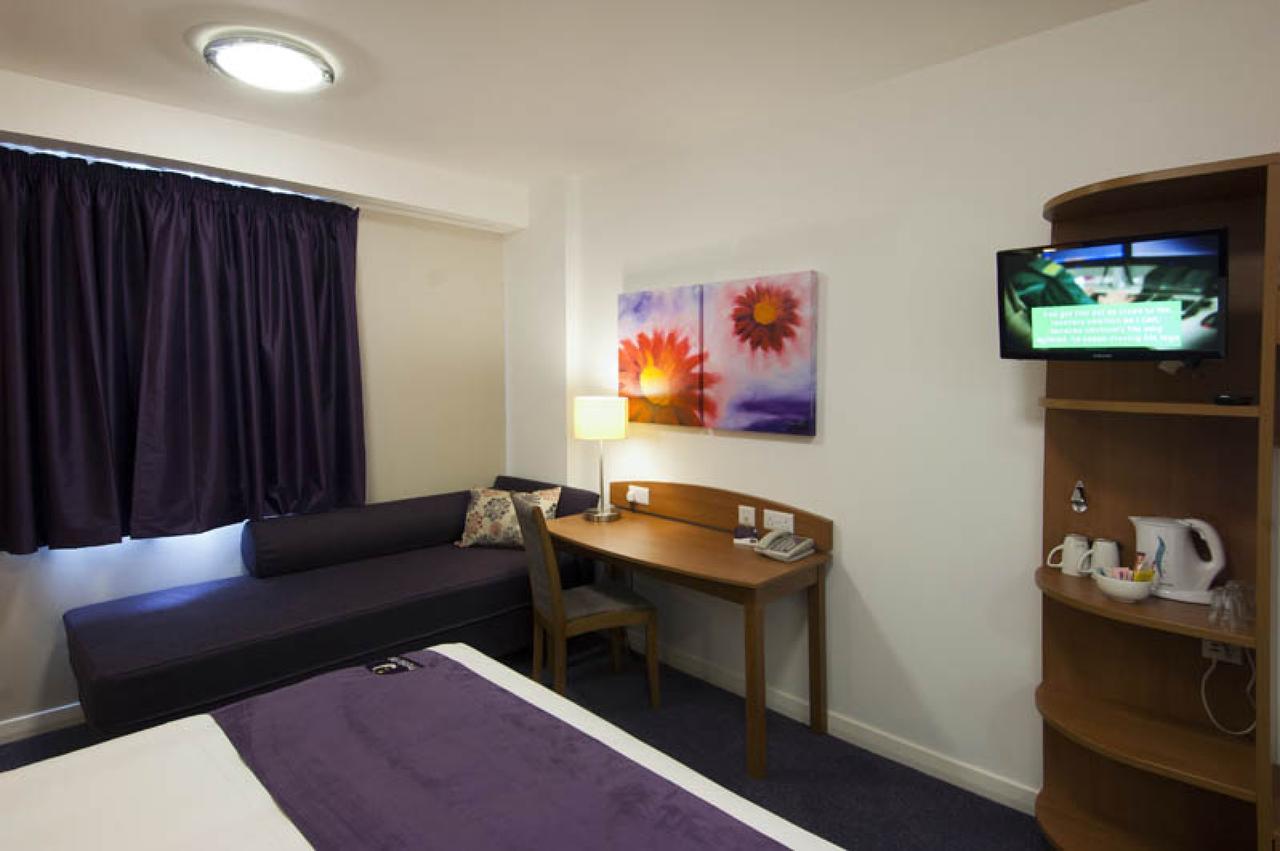Premier Inn London Ilford Esterno foto