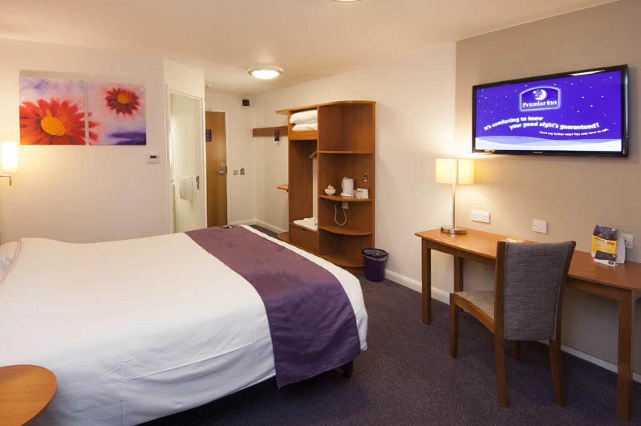 Premier Inn London Ilford Esterno foto